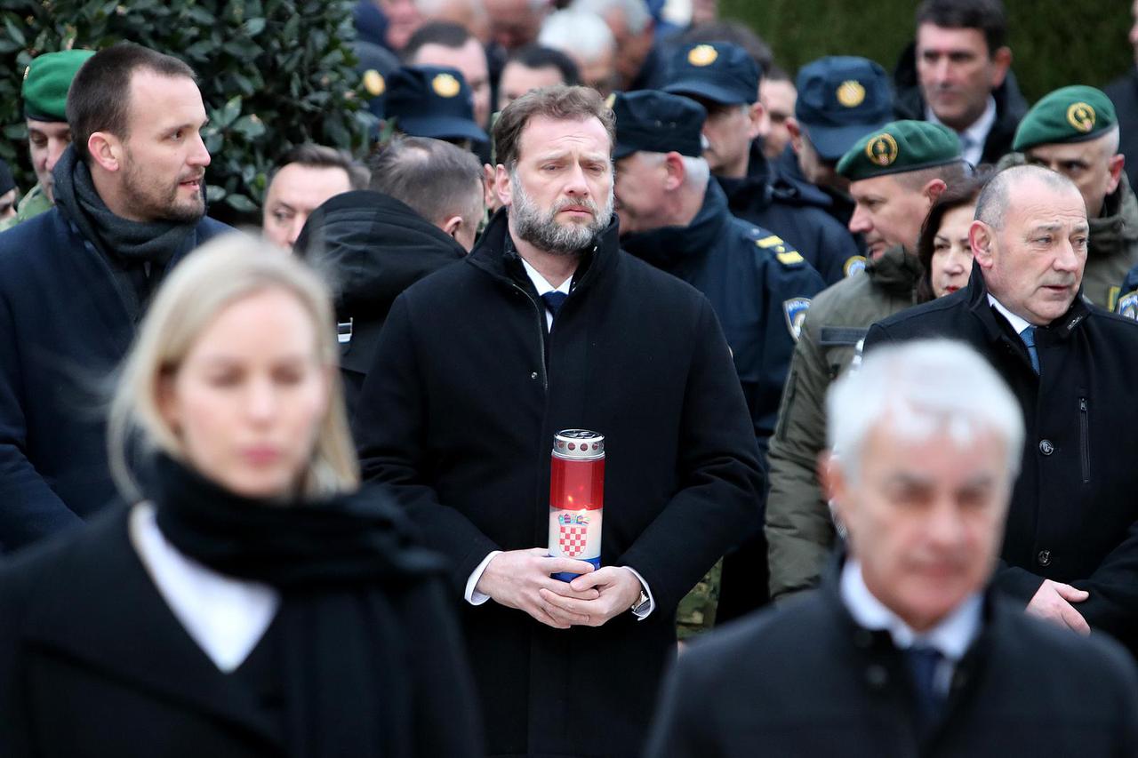 Zadar: Na Gradskom groblju odana počast poginulim hrvatskim braniteljima povodom 30. obljetnice VRO Maslenica