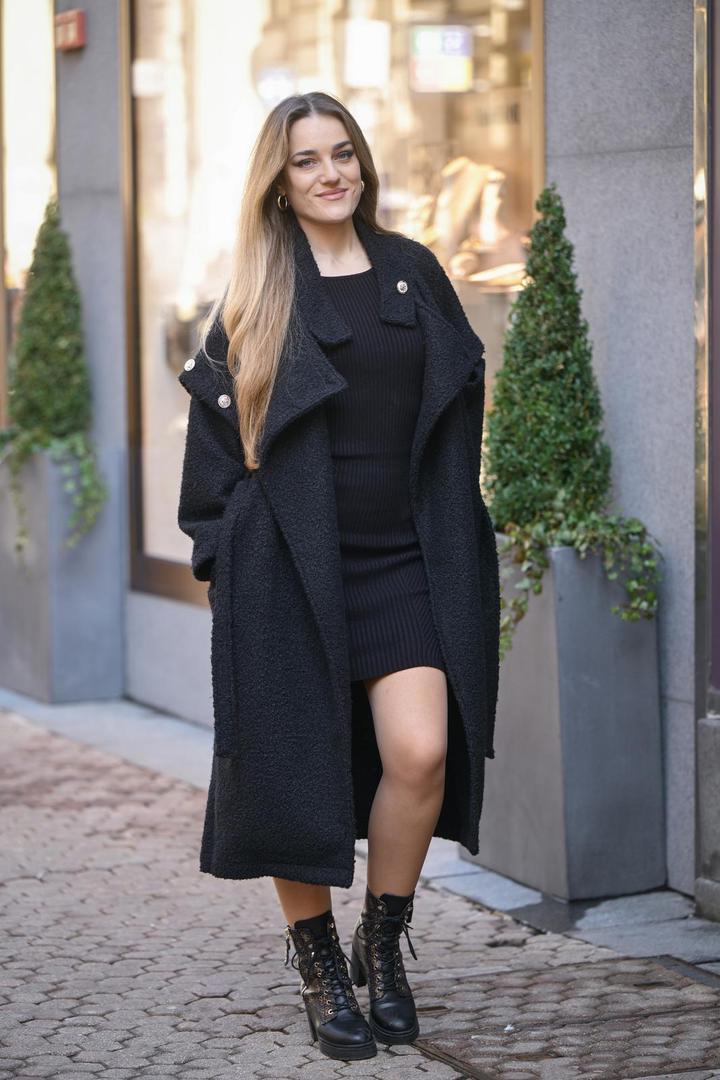 Pjevačica Magazina Lorena Bućan prošetala je u crnoj odjevnoj kombinaciji, no svi su primijetili da je na njoj nešto vidno drugačije.  Svoju kovrčavu dugu kosu je ispeglala te privukla poglede.