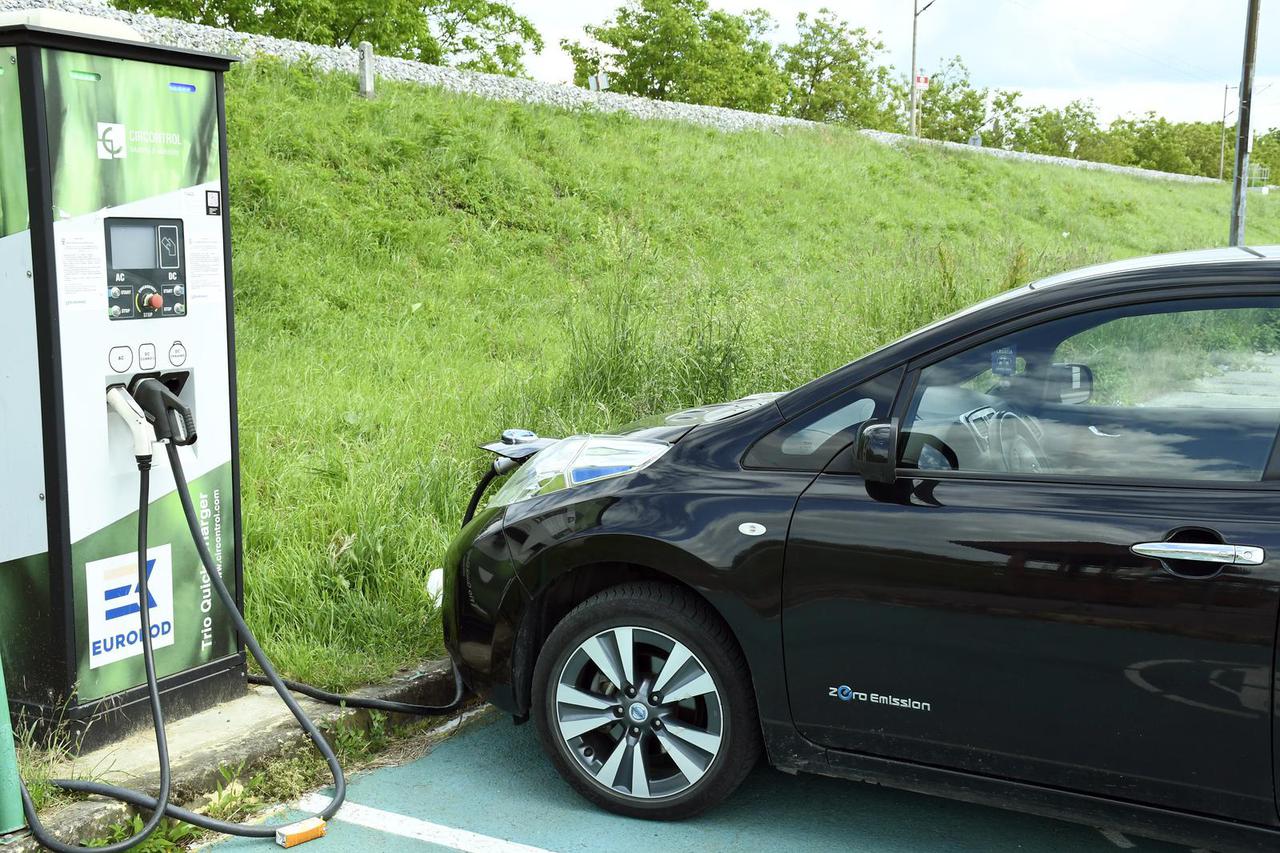 Punjenje električnog automobila