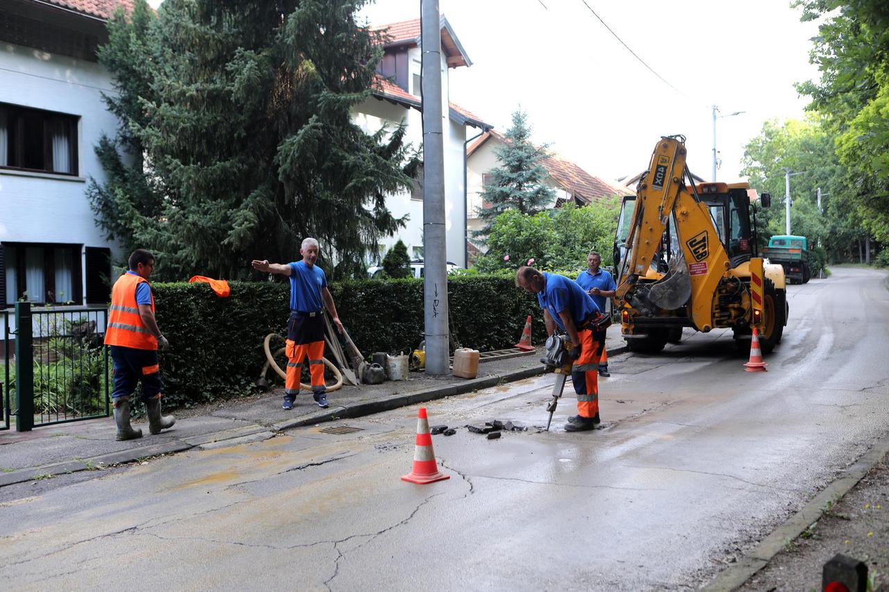 Zagreb:  Zbog puknuća cjevovoda, bez vode je dio potrošača na Bukovcu.