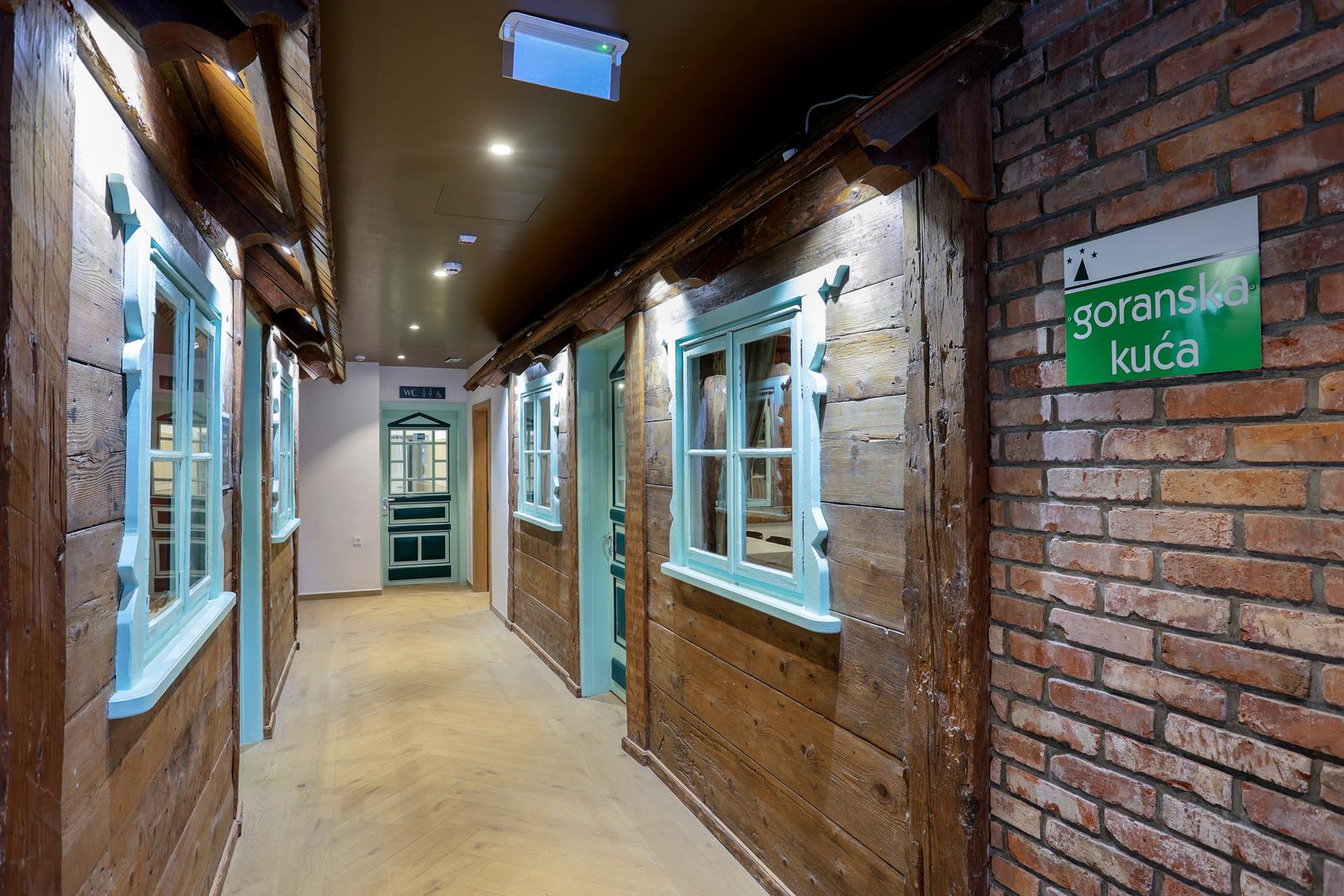 Obnova hotela, vrijedna oko 4 milijuna eura, trajala je nešto duže od planiranog, no rezultat je, kako kažu u Risnjaku, vrijedan svake uložene minute i eura. Hotel je u potpunosti pomladio radni tim, a zaposlenici su uglavnom domaći ljudi, što, prema riječima vlasnika, daje dodatnu toplinu i autentičnost boravku.

