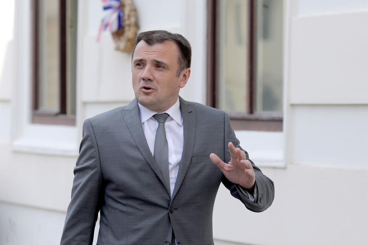 Budući da je Vlada bez ministra uprave, strategiju je predstavio državni tajnik Dario Nekić