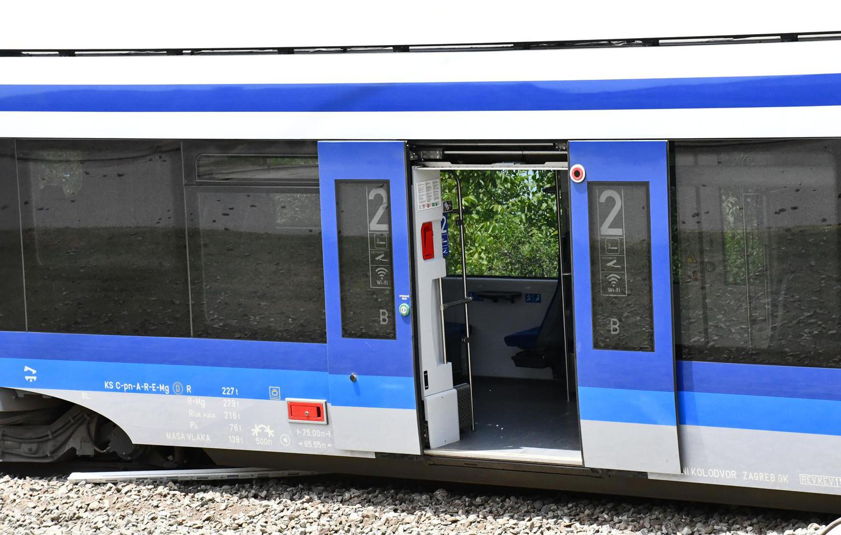 01.07.2025., Donji Andrijevci - Sudar vlaka i teretnog vozila na pruznom prijelazu bez rampe Trnavackoj ulici u Donjim Andrijevcima. Ima tesko ozlijedjenih. Photo: Ivica Galovic/PIXSELL