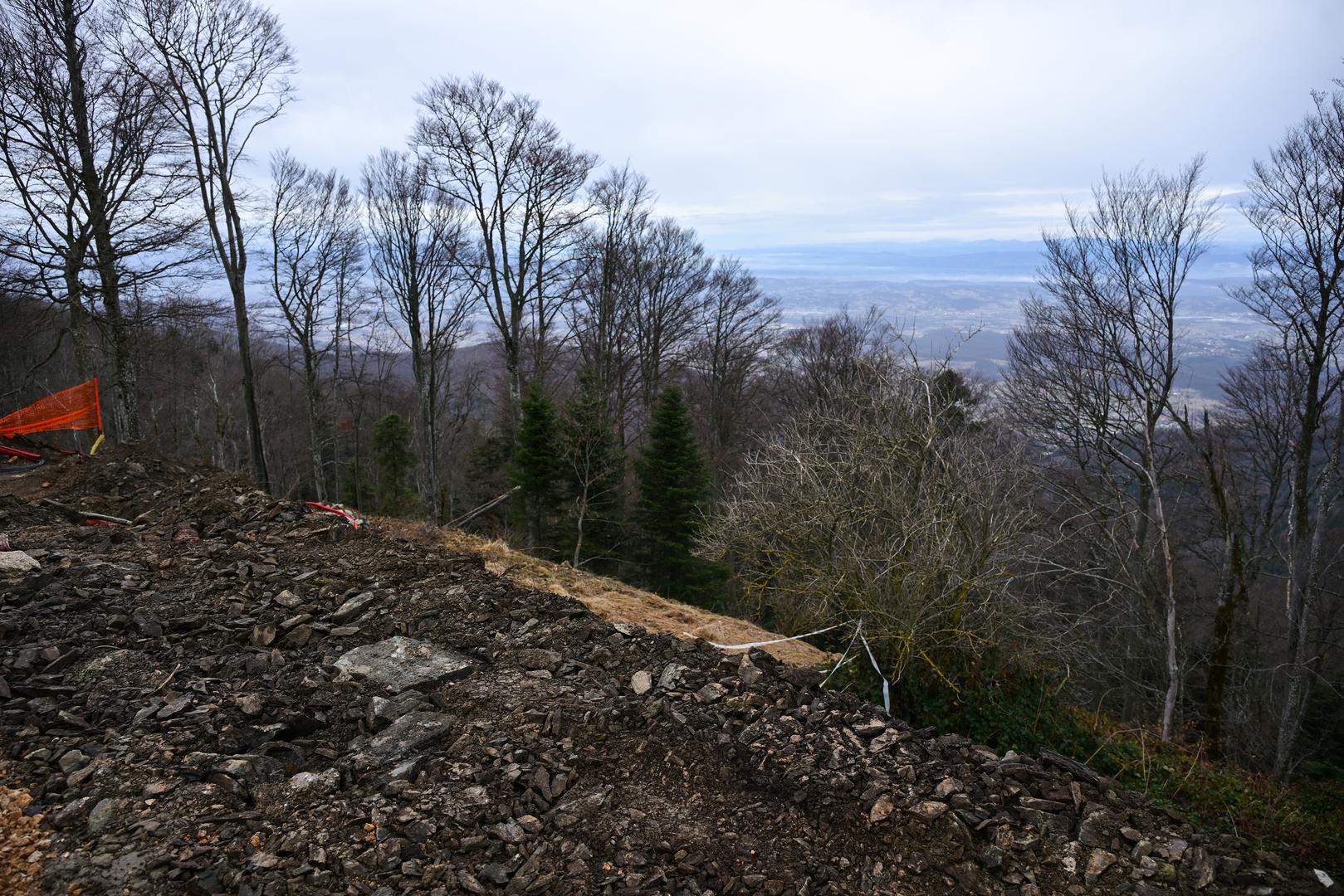 Stručnim pregledom, kako su isticali iz gradske uprave, utvrđeno je da su oštećenja ozbiljna, a kako se takve trosedežnice više ne proizvode i popravak bi bio neisplativ, odlučeno je da se zamijeni novom.