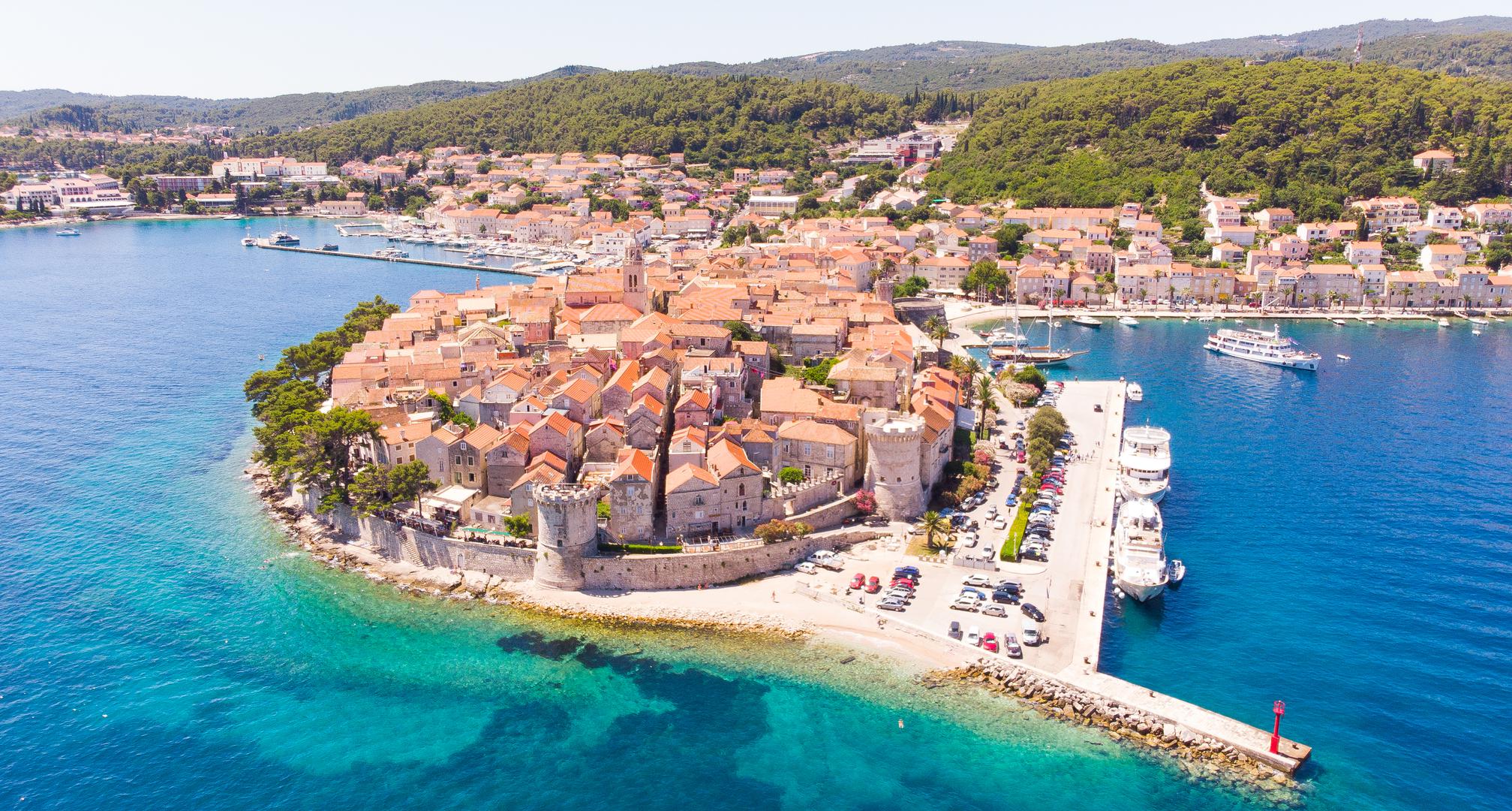 Korčula: Korčula je adaptacija izvornog naziva otoka koji su mu dali Grci, a to je bilo 'Korkyra'. Budući da je grčki otok Krf također nosio ime Korkyra, dodana je Melaina (tamna, crna) pa je Korčula izvorno bila poznata kao 'Korkyra Melaina'. Korkyra je povezana s legendom o lijepoj nimfi Kerkyri, kćeri Asopa, boga rijeka. Posejdon, bog mora, zaljubio se u nju, oteo ju i držao u zatočeništvu na otoku.