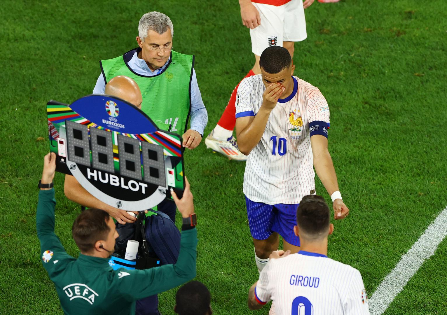 Nogometni reprezentativci Francuske otvorili su Euro pobjedom. U susretu prvog kola skupine D svladali su u Duesseldorfu s minimalnih 1:0 Austriju. 