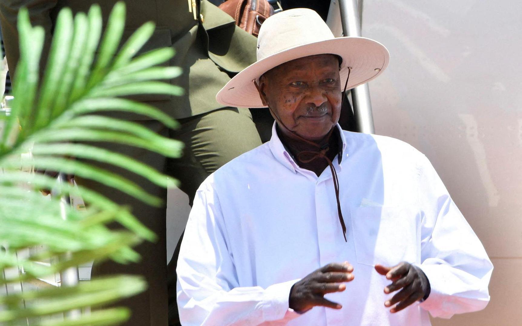 5. Predsjednik Ugande Yoweri Museveni na vlasti je od 29. siječnja 1986., više od 39 godina. Museveni je preuzeo vlast nakon gerilskog rata i od tada vlada Ugandom, često kritiziran zbog autoritarnih metoda.

