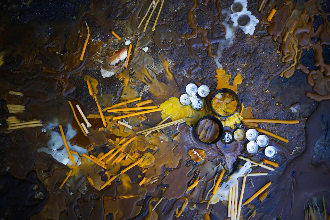 Beograd: Ispred osnovne škole "Vladislav Ribnikar" neprestano pristižu građani kako bi zapalili svijeću