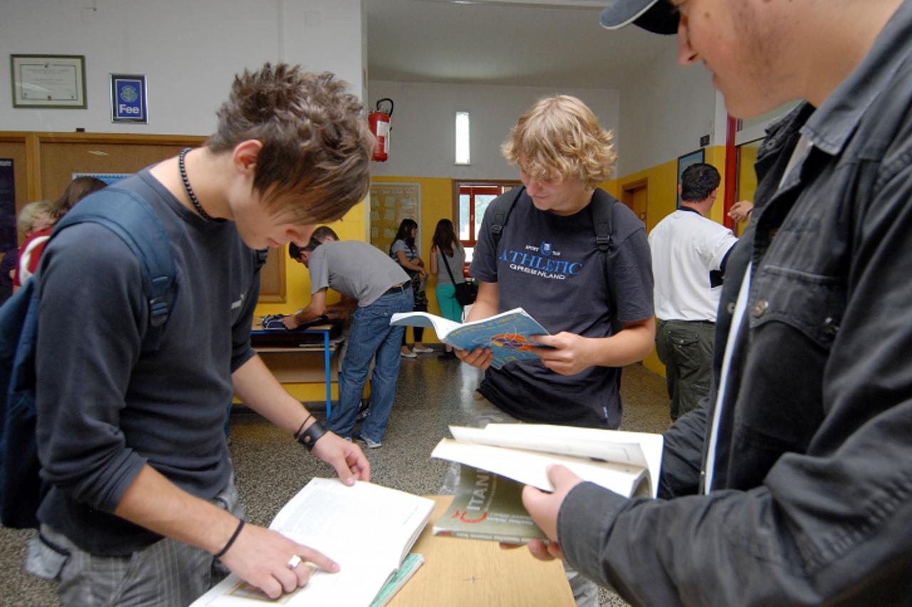 '05.07.2010., Elektrostrojarska skola, Varazdin, Pocela je razmjena udzbenika za srednje skole Photo: Marko Jurinec/PIXSELL'
