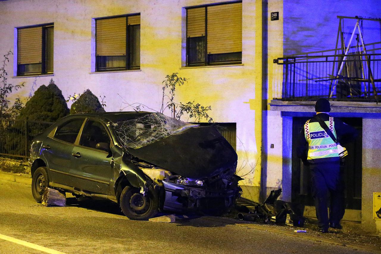 Zagreb: Vozač automobila poginuo nakon što se zabio u ogradu kuće na Kustošiji