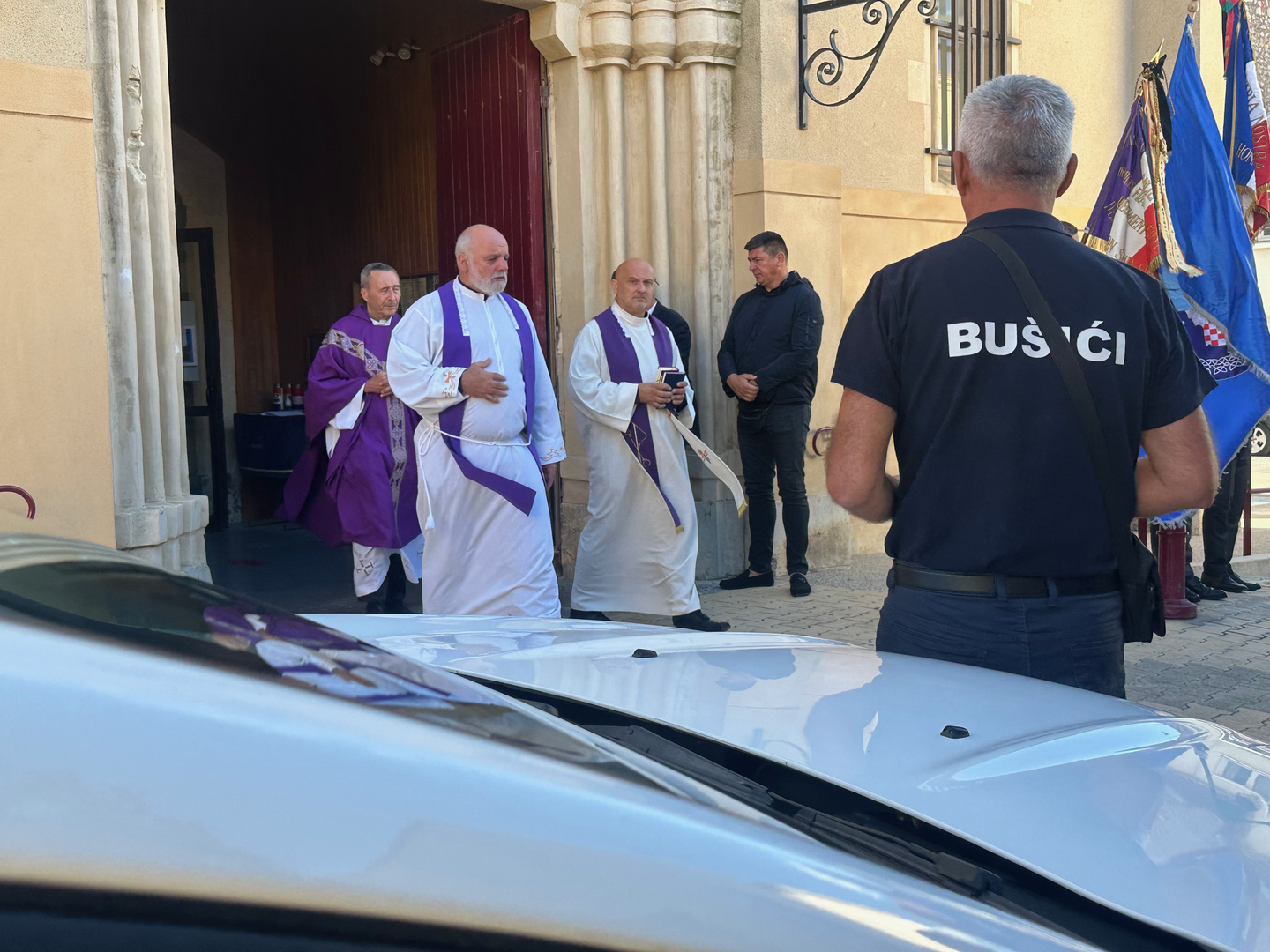 Uz obitelj i rodbinu, posljednje zbogom svom ratnom zapovjedniku došli su izreći i njegovi odani vojnici te ministar obrane Ivan Anušić, general Ivan Raos u ime Ministarstva branitelja te Zvonimir Frka Petišić, predstojnik Ureda predsjednika Vlade RH.