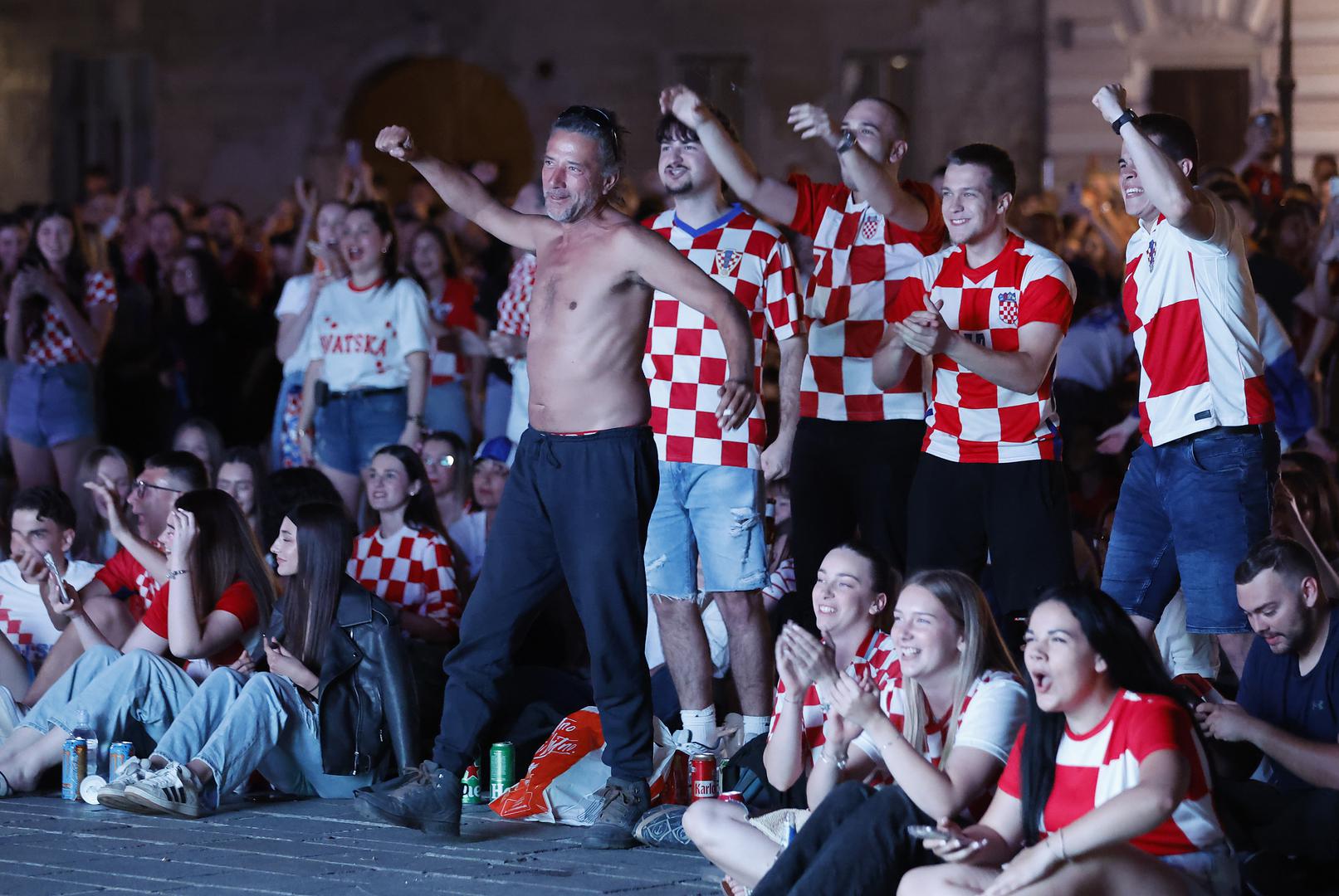Englezi su poveli u 12. minuti iz jedanaesterca preko Harryja Kanea, a Hrvatska je odgovorila golom Martina Baturine u 36. minuti.