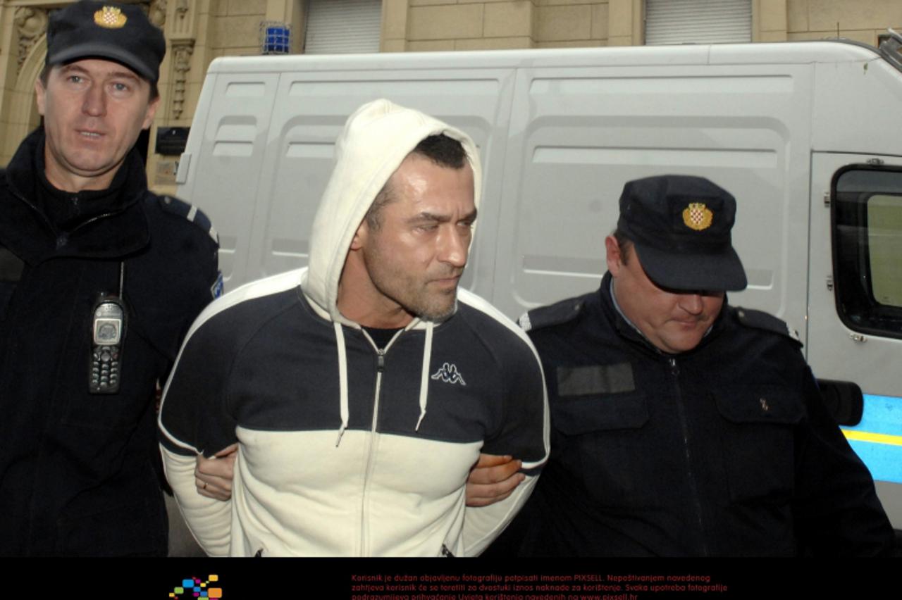 '30.12.2011. Rijeka - Dovodjenje Roberta Meznarica, osumnjicenog za ubojstvo na Krku, na saslusanje istraznom sucu. Photo: Goran Kovacic/PIXSELL'