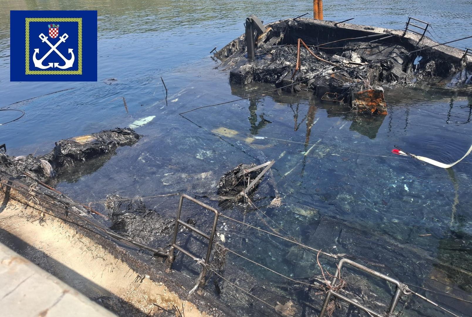 Drugi incident zabilježen je u 15.04 sati, kada je MRCC Rijeka izvijestio Ministarstvo mora o brodici tvrtke Plovput d.o.o. koja je tijekom boravka na vezu u pulskoj luci počela primati more.