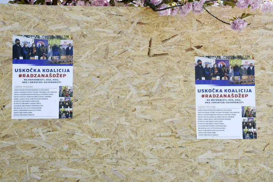 U Petrinji osvanuli plakati protiv aktualnog gradonačelnika Dumbovića