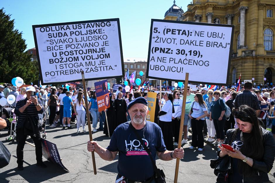 Zagreb: Okupljanje sudionika Hoda za život ispred HNK