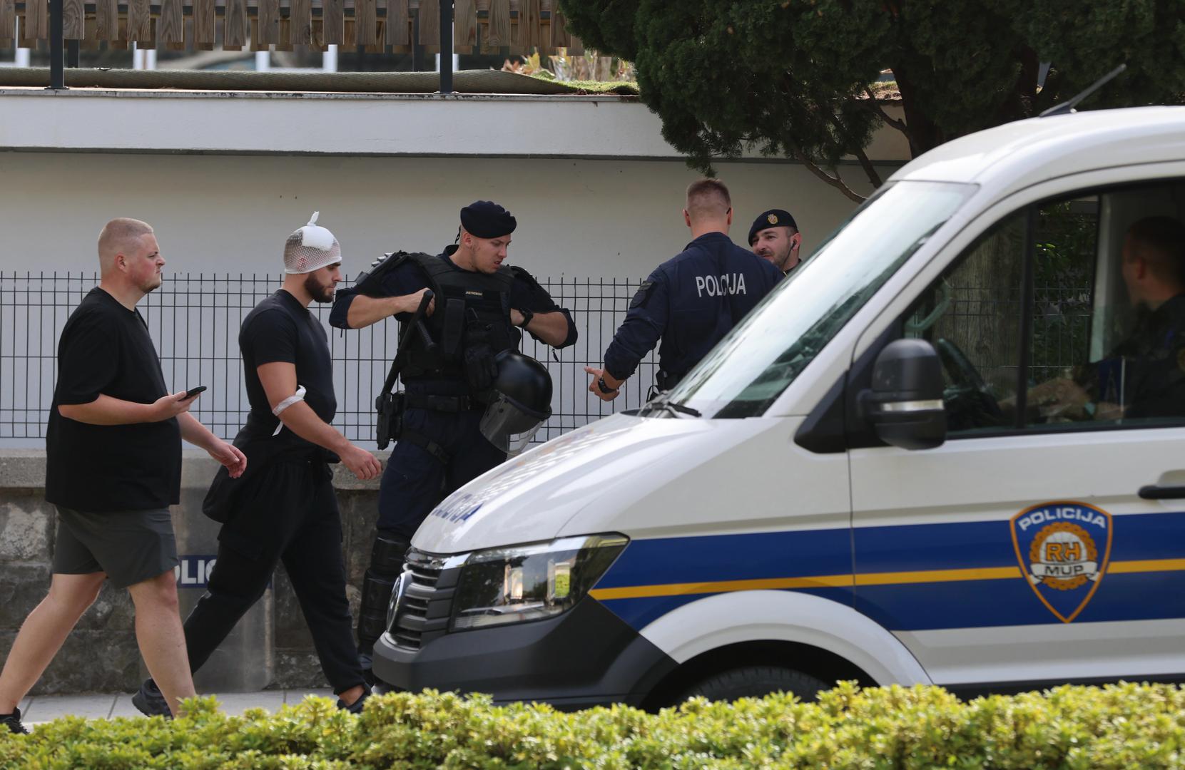 Dok su se navijači pripremali za prvi Hajdukov nastup u ligaškoj fazi europskog natjecanja nakon 16 godina, policija je intervenirala u više incidenata u središtu grada, a tijekom utakmice na Poljudu bakljada Torcide izazvala je prekid susreta.