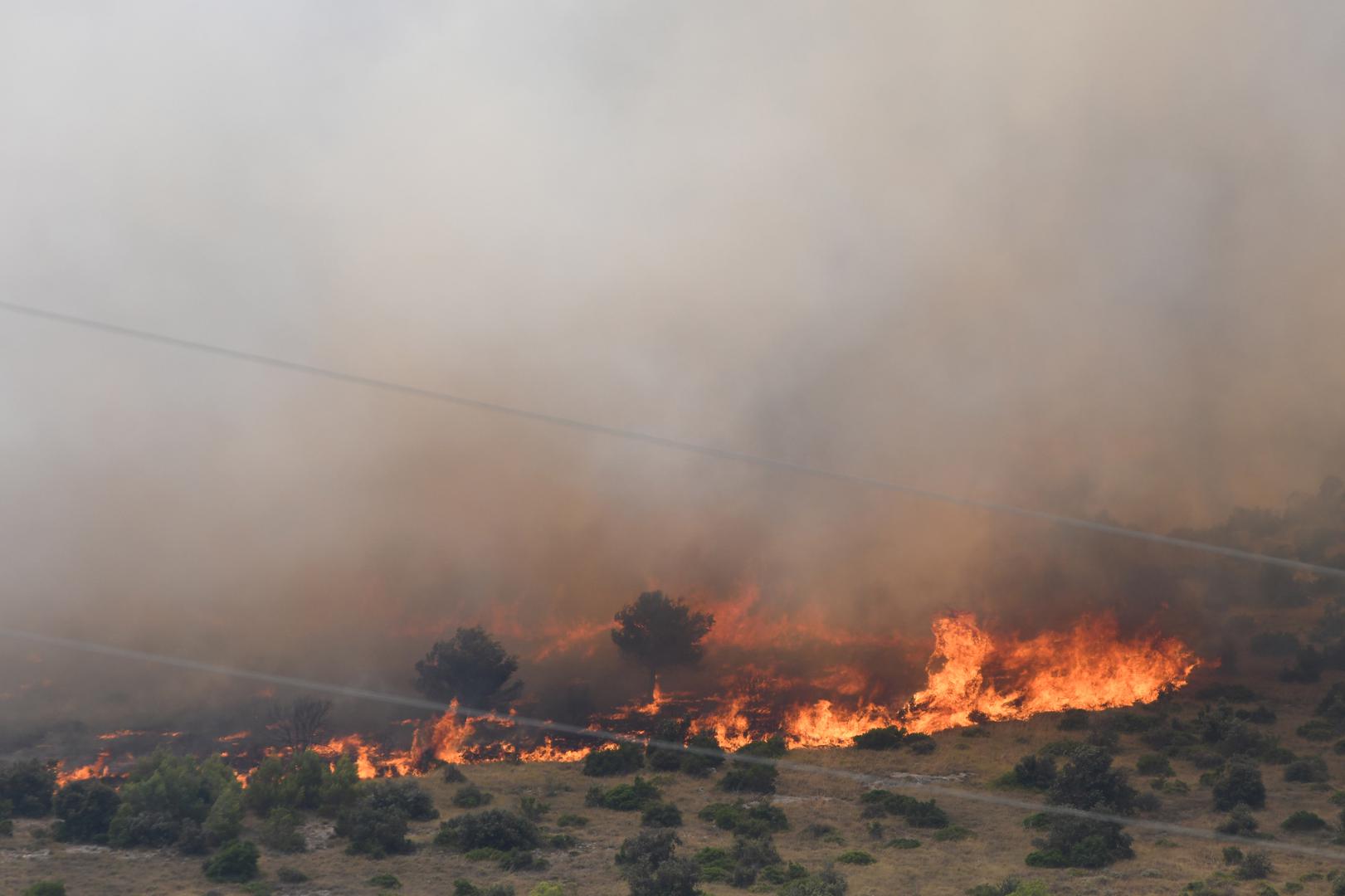 13.07.2023.,Sibenik - Izbio je pozar na otvorenom prostoru kod sela Gornjih Banjevaca u Grebastici. Na intervenciju su izasli 8 postrojbi s ukupno 12 vozila i 33 vatrogasaca. U pozaru sudjeluju i tri kanadera. Gasenje u tijeku Photo: Hrvoje Jelavic/PIXSELL