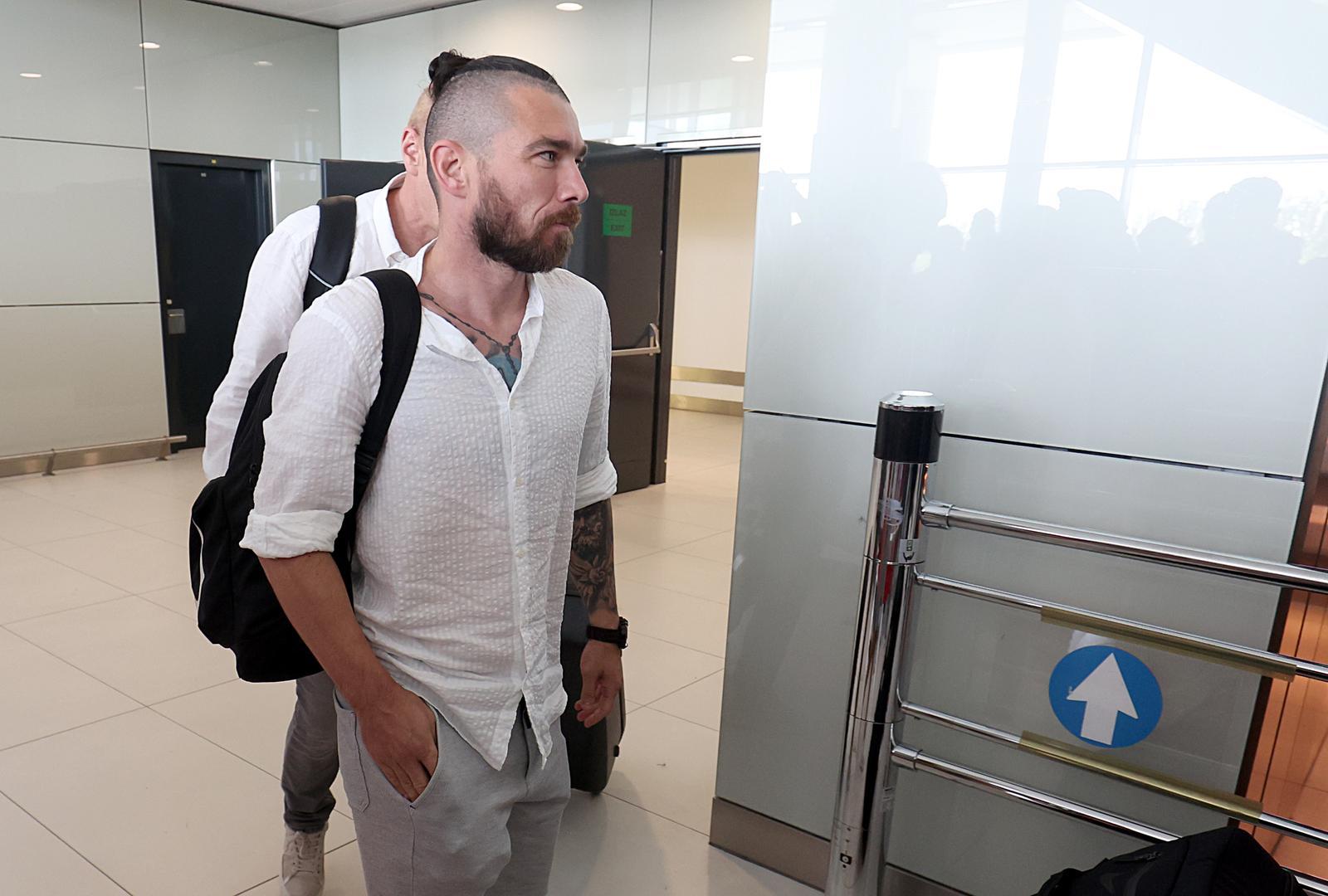 Tijekom vrlo bogate karijere nosio je dresove brojnih uglednih klubova, Osijeka, Dinama, Heerenveena, Bayerna, Sportinga, Celte, Panathinaikosa...Kao trener okušao se na klupama Dubrave, Trnja, tuzlanske Slobode, Achyrronasa te GOŠK Gabele.