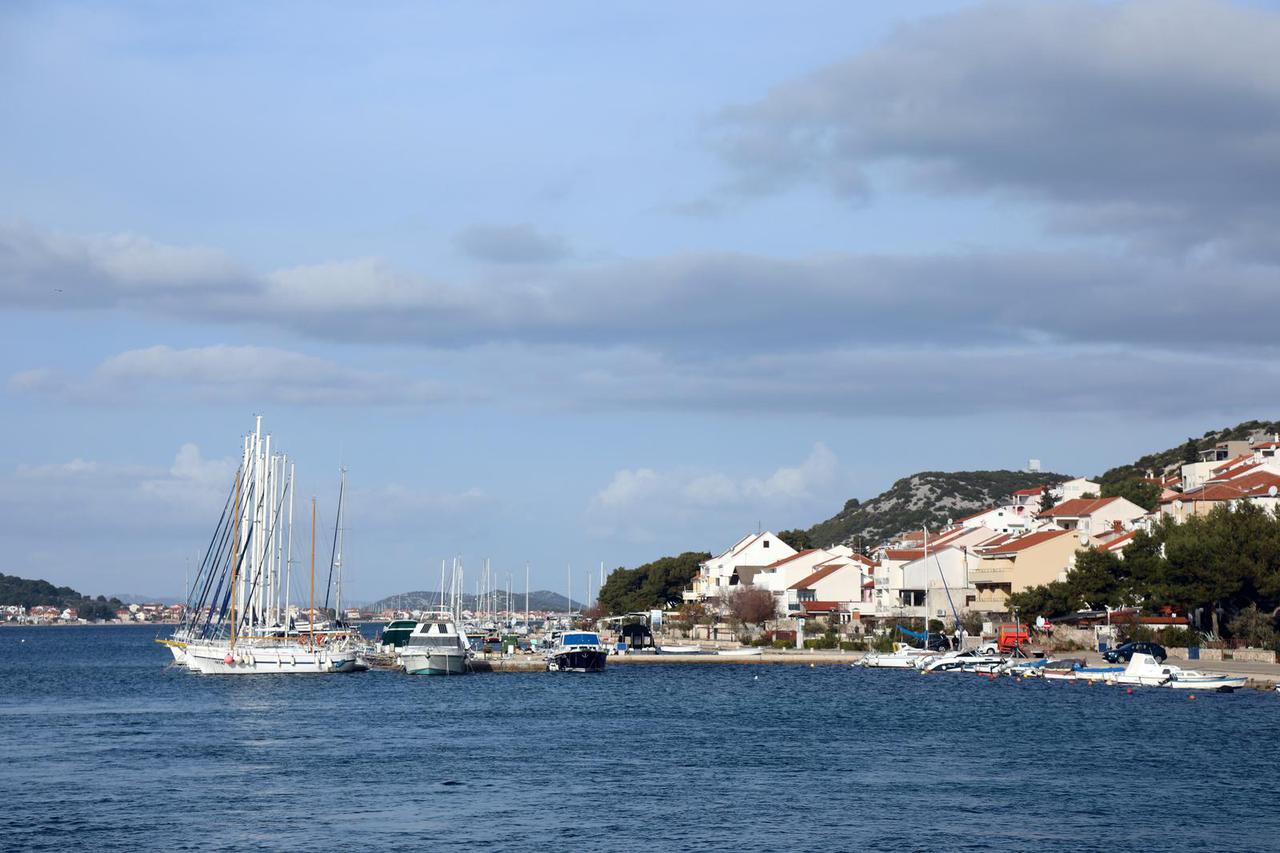 Zimsko jutro u turistčkom i ribarskom mjestu Tisno