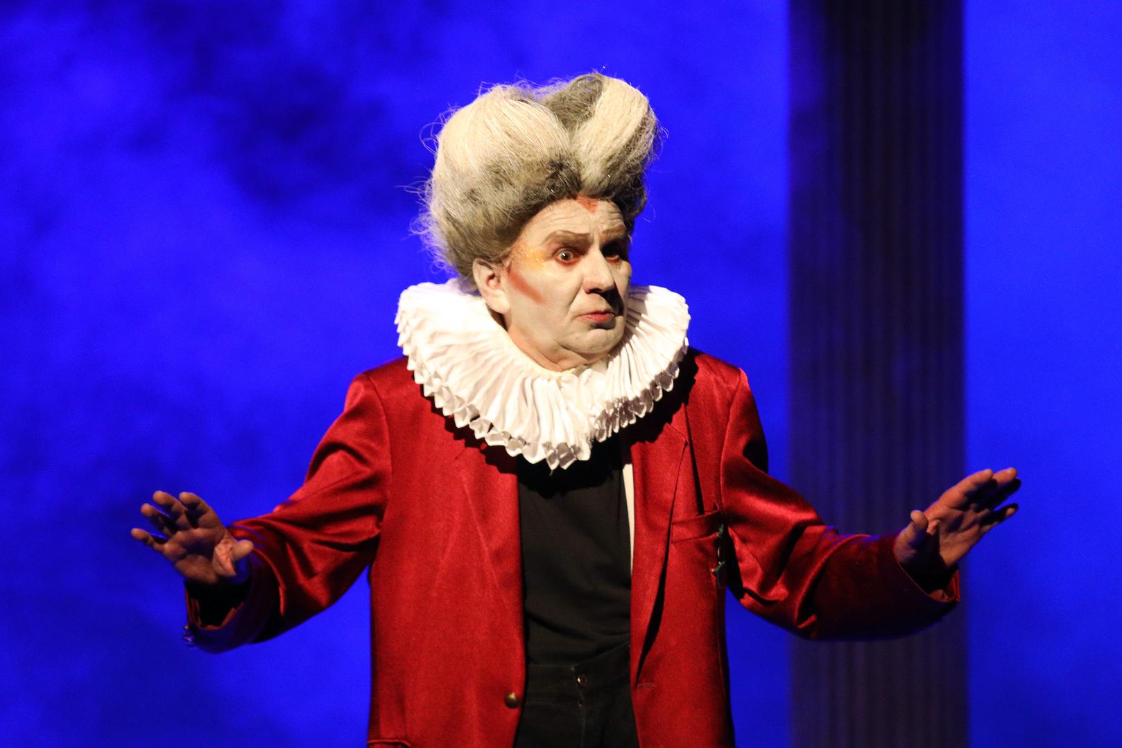 Ovaj lik utjelovio je mostarski glumac Branimir Vidić, koji danas ima 68 godina. 