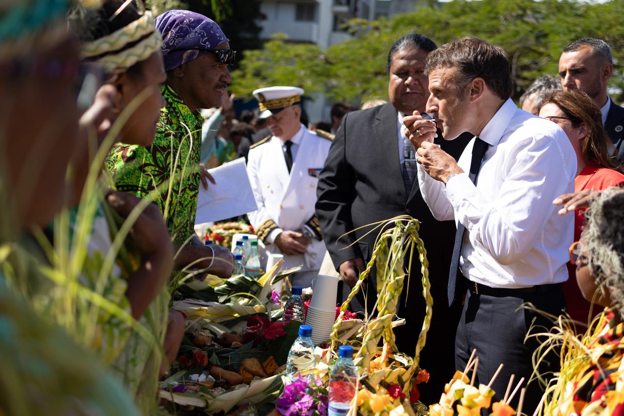 Emmanuel Macron visite la Magenta Sports Arena de Nouméa, dans le cadre de son voyage officiel en Nouvelle-Calédonie
