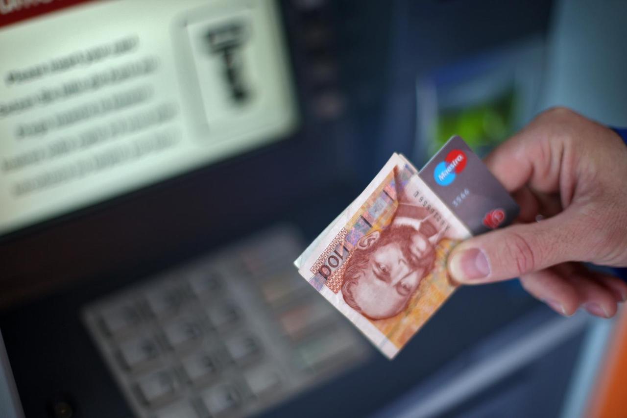 Podizanje novca s bankomata