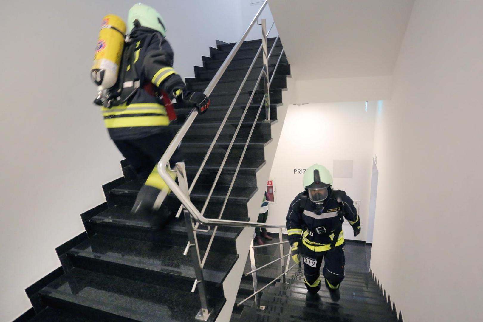U organizaciji zagrebačkih vatrogasaca u Zagrebu je održana humanitarna utrka stepenicama do vrha 31 kat visoke poslovne zgrade, ukupno 666 stepenica