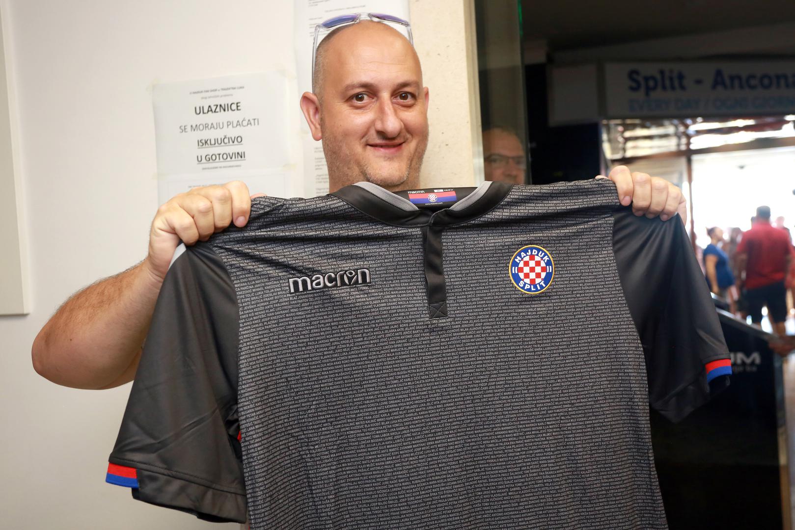 Dres je iz Bologne, gdje je sjedište Macrona, donijela navijačica Alma Šarić koja je to putovanje osvojila na nagradnoj igri.