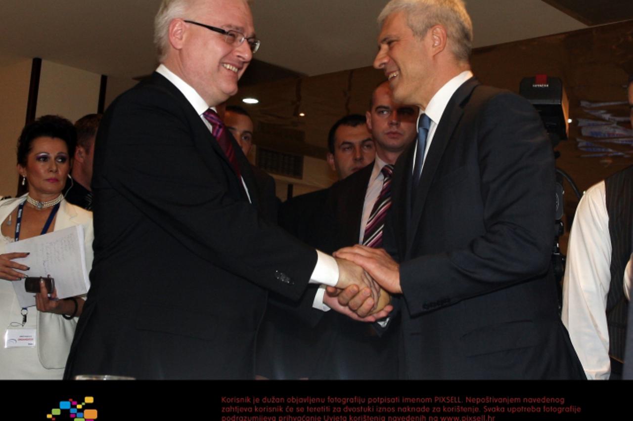 \'06.12..2010. Banja Luka - Ivo Josipovic prima nagradu za osobu godine Nezavisnih Novina BIH, Susret Ive Jospovica i Borisa Tadica predsjednika Srbije Photo: Dejan Moconja/VLM/PIXSELL\'