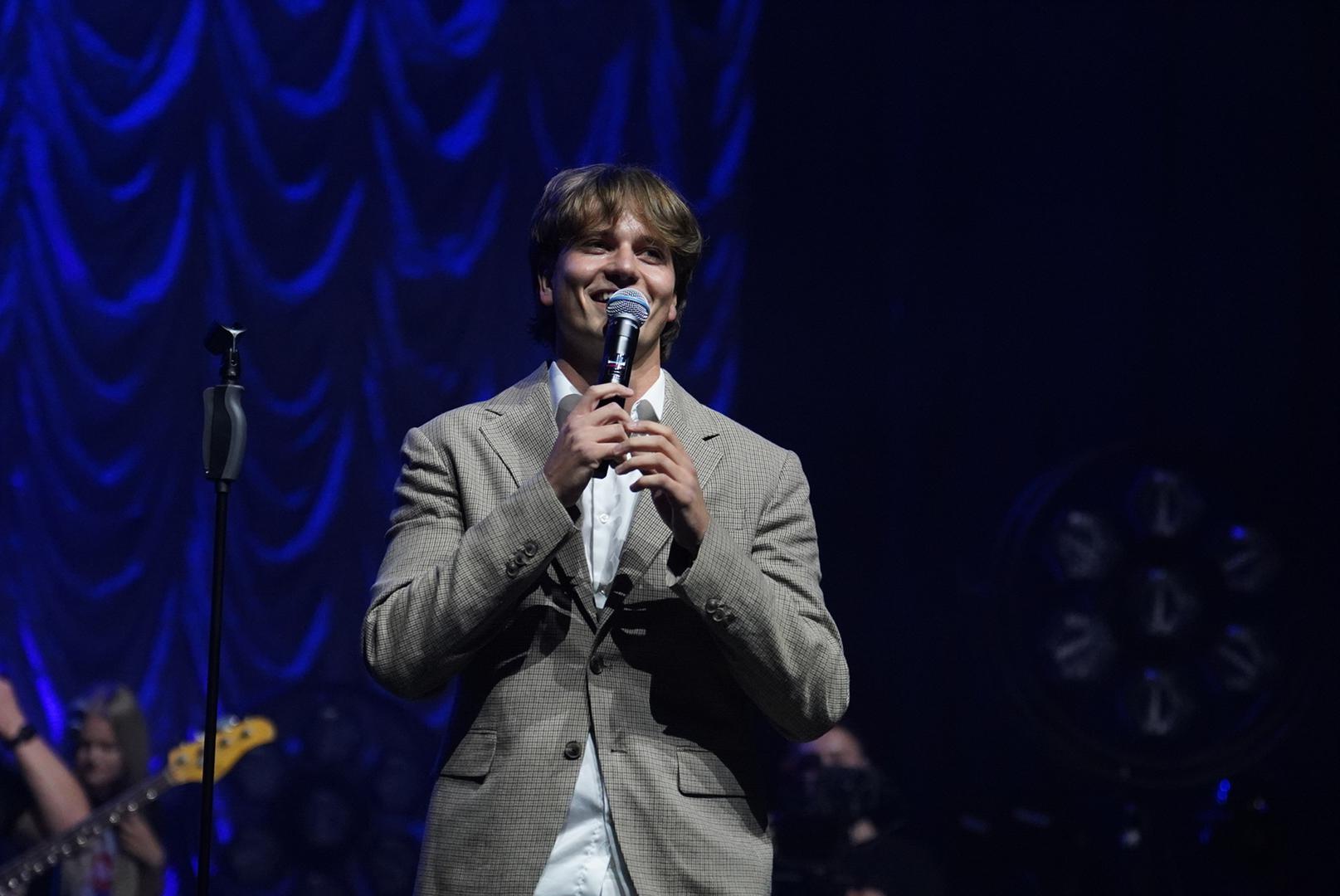 Publiku je sinoć oduševio i svojim koncertom u Beogradu, gdje je dupkom ispunjena dvorana zajedno s njim pjevala hitove koje izvodi s nevjerojatnom iskrenošću i energijom. Kritičari i fanovi složili su se da je Jakov svojim nastupom u Beogradu potvrdio status jednog od najperspektivnijih mladih izvođača na regionalnoj glazbenoj sceni.