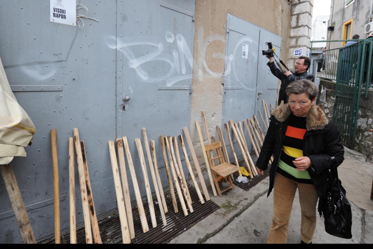 '24.03.2010.,Sibenik - Radnik sibenske elketre V.D.(59) nastradao od strujnog udara radeci u trafostanici u Stankovackoj ulici. Zadobio je teske tjelesne ozlijede i prebacen je u KBC Split Photo: Hrvo