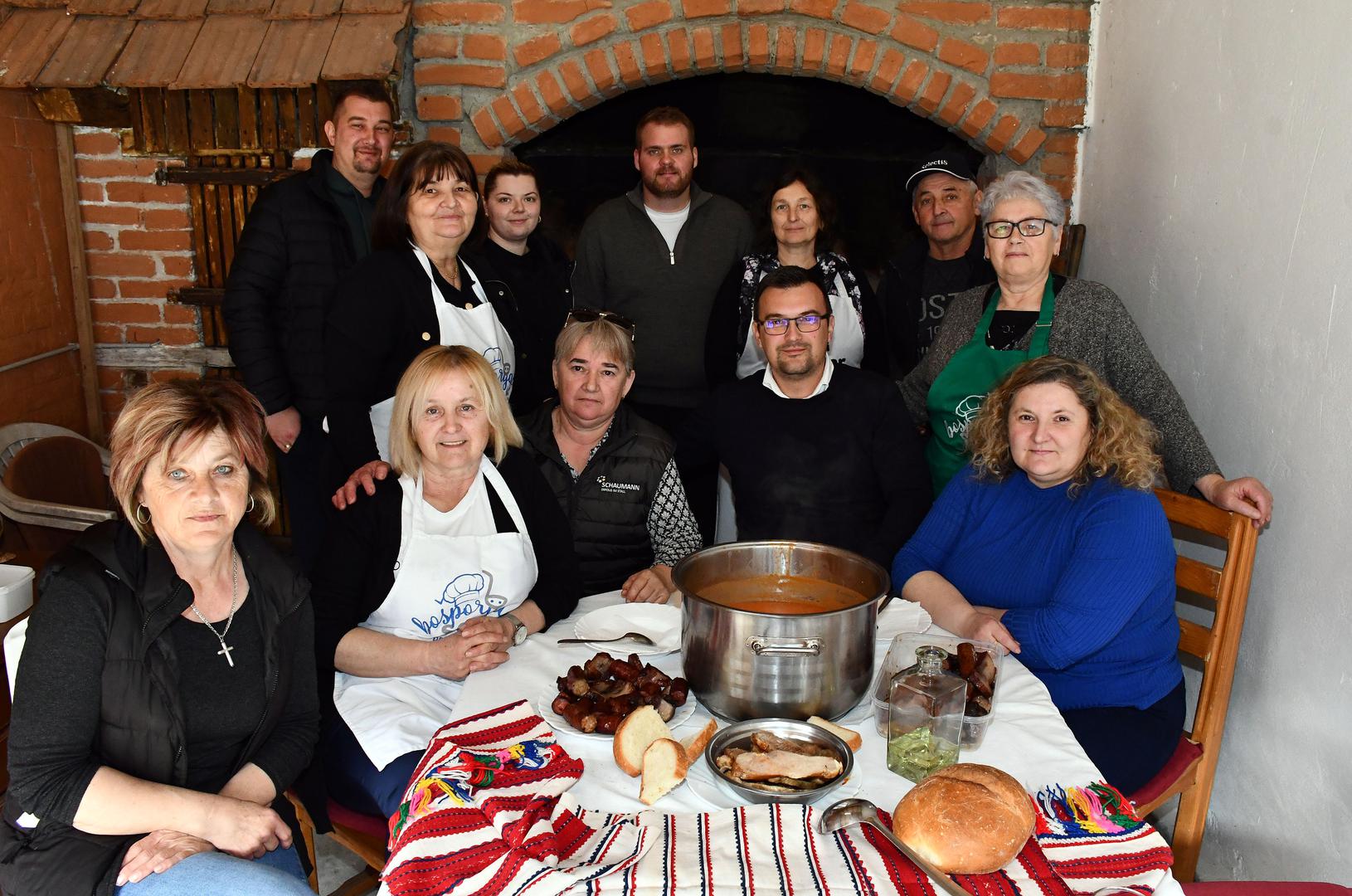 Bošpor je starinski obrok na sopjanskim imanjima, a tom je tradicionalnom jelu posvećeno i
svjetsko natjecanje Bošporijada; popularno izletište na Dravi na čijoj su obali Sopje te susjedna sela
Kapinci i Vaška raj je za ribiče
