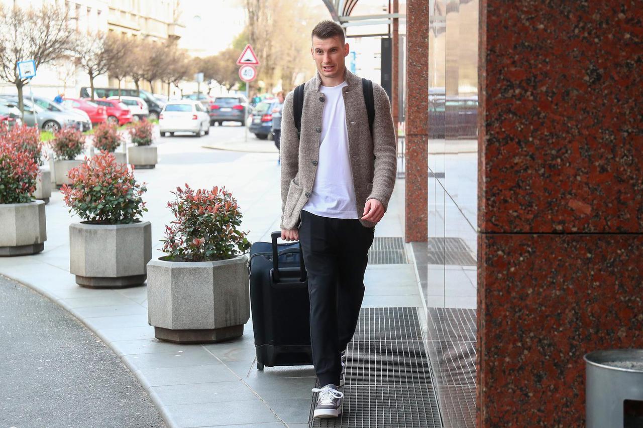 Zagreb: Dominik Livaković  dan nakon napada na utakmici stigao je na okupljanje reprezentacije