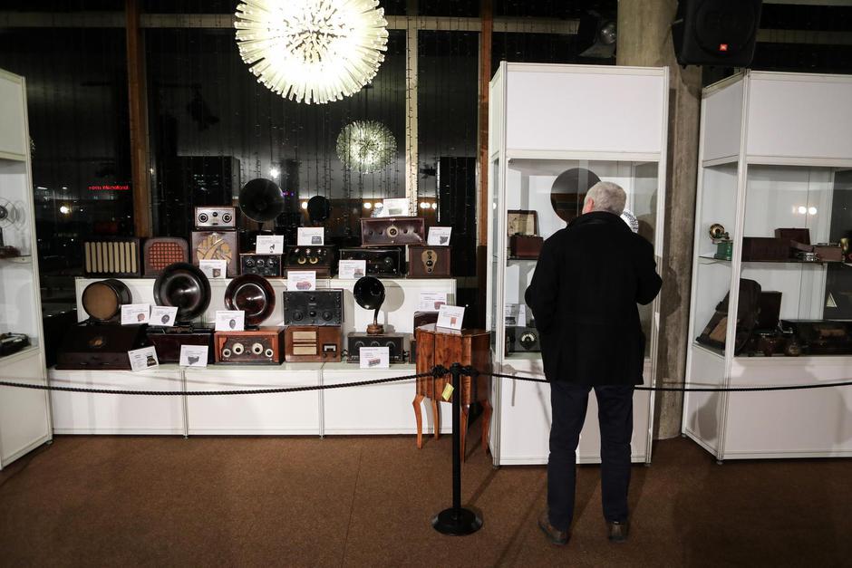 Zagreb: U KD Lisinski otvorena izložba kolekcionara Zlatka Mumleka "Radiomuseum Croatia zvuk i slika"