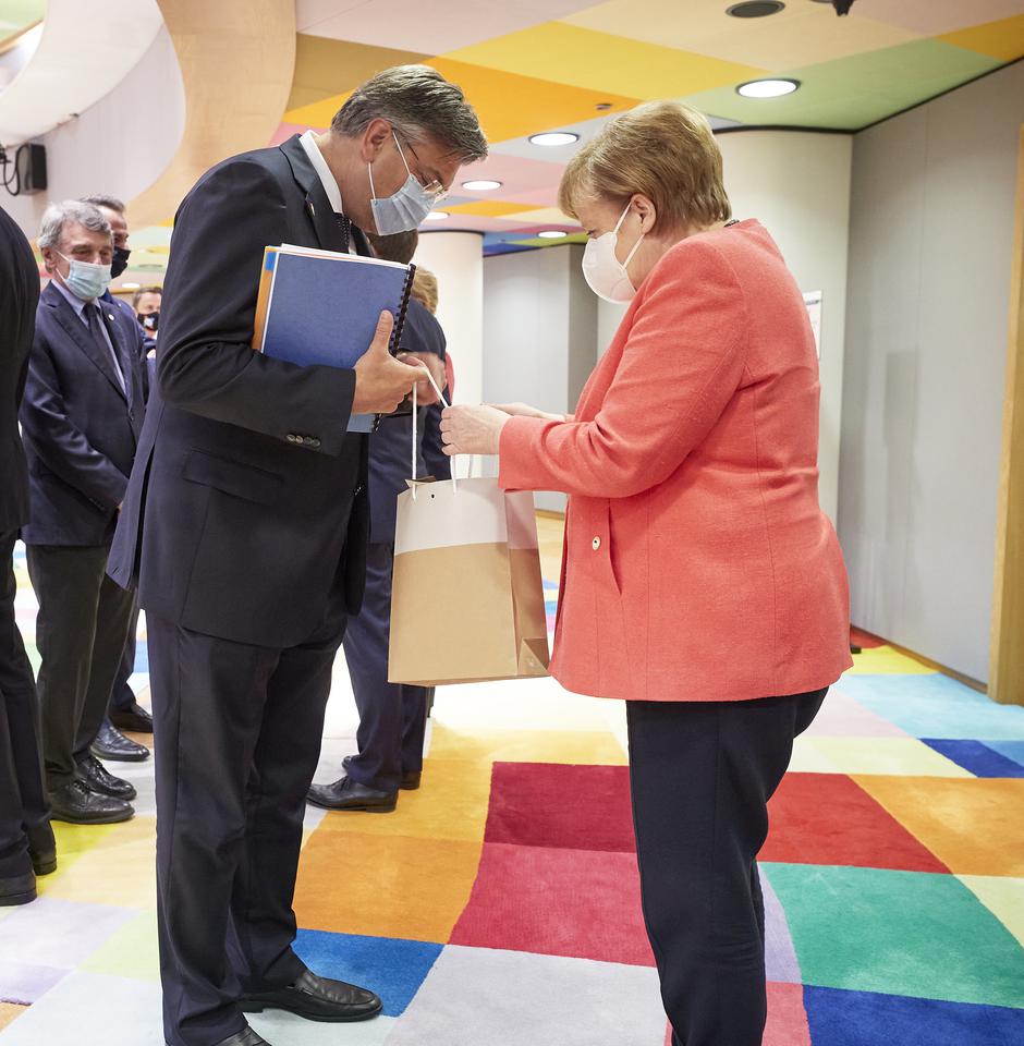 Plenković i Merkel na summitu EU