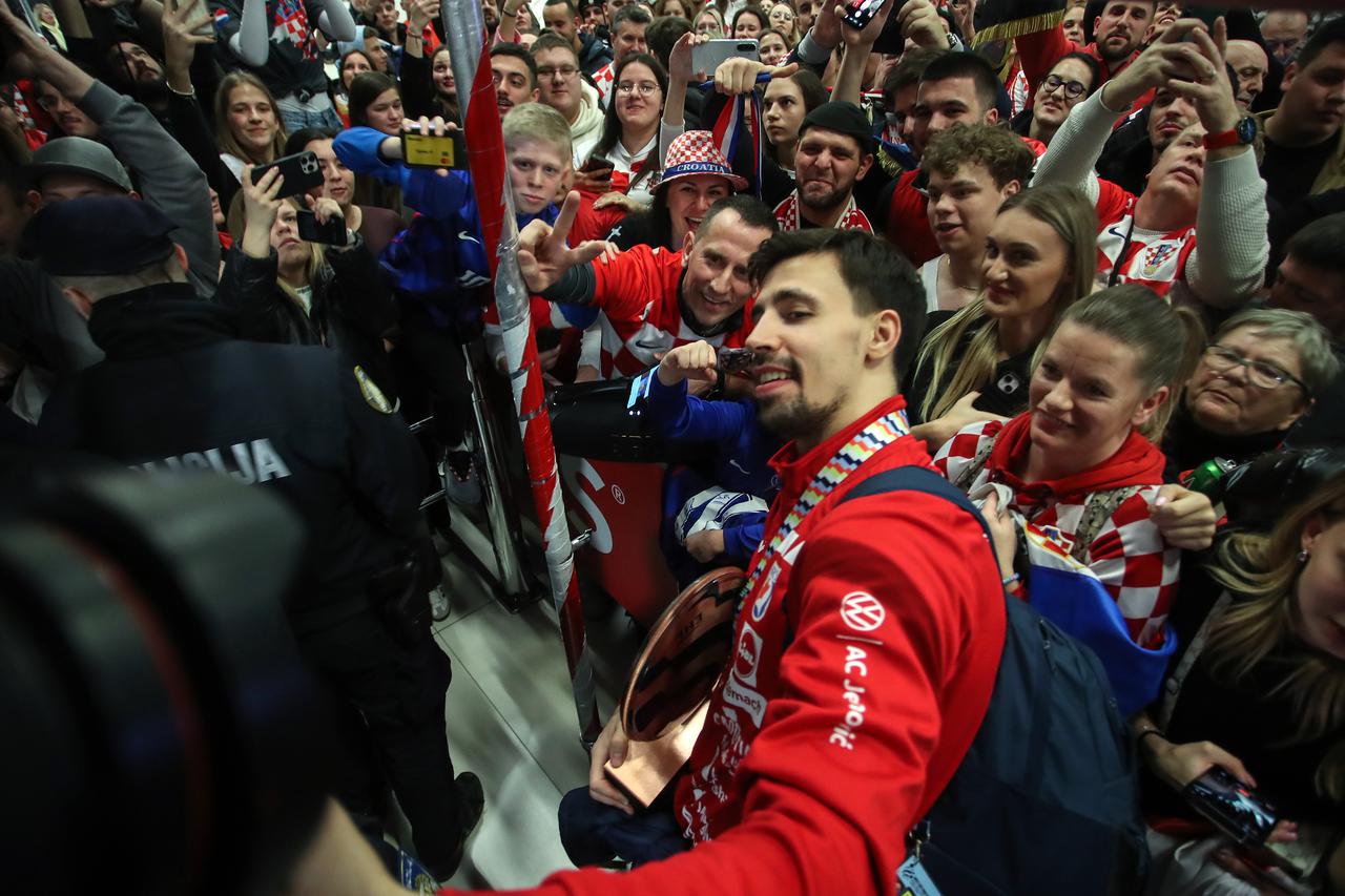 Docek broncanih rukometasa na zracnoj luci Franjo Tudjman
