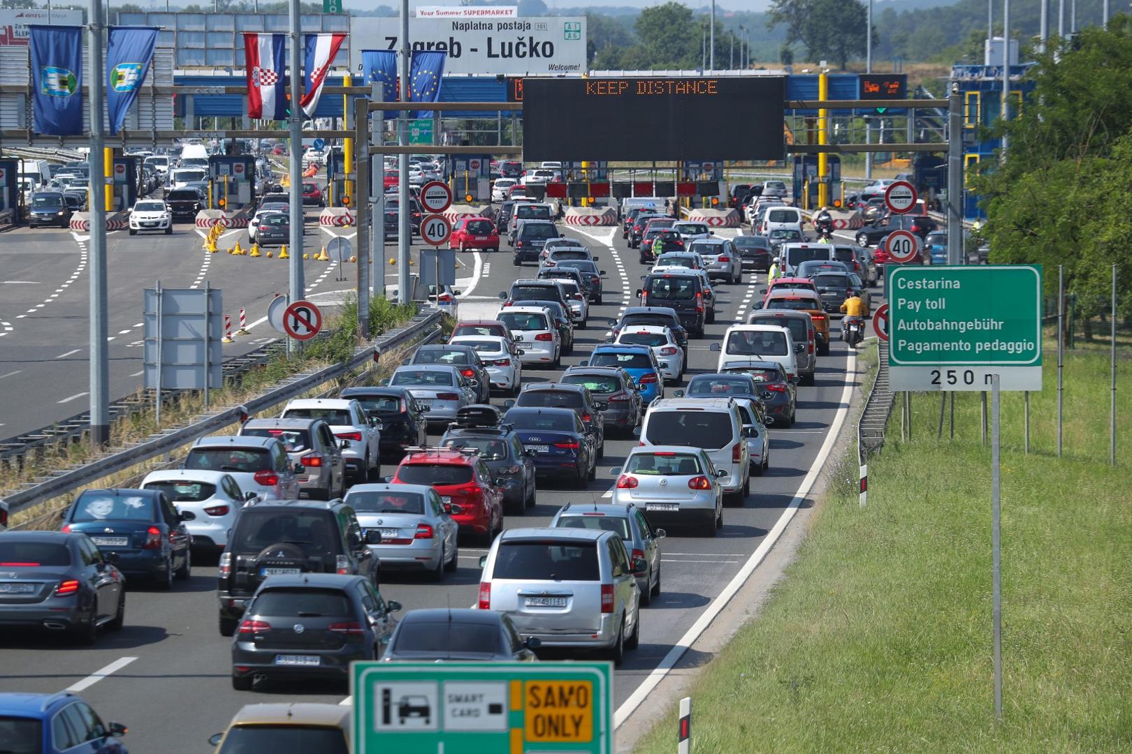 18.06.2021., Zagreb - Guzva na naplatnim kucicam Lucko u smjeru prema moru. Photo: Zeljko Lukunic/PIXSELL