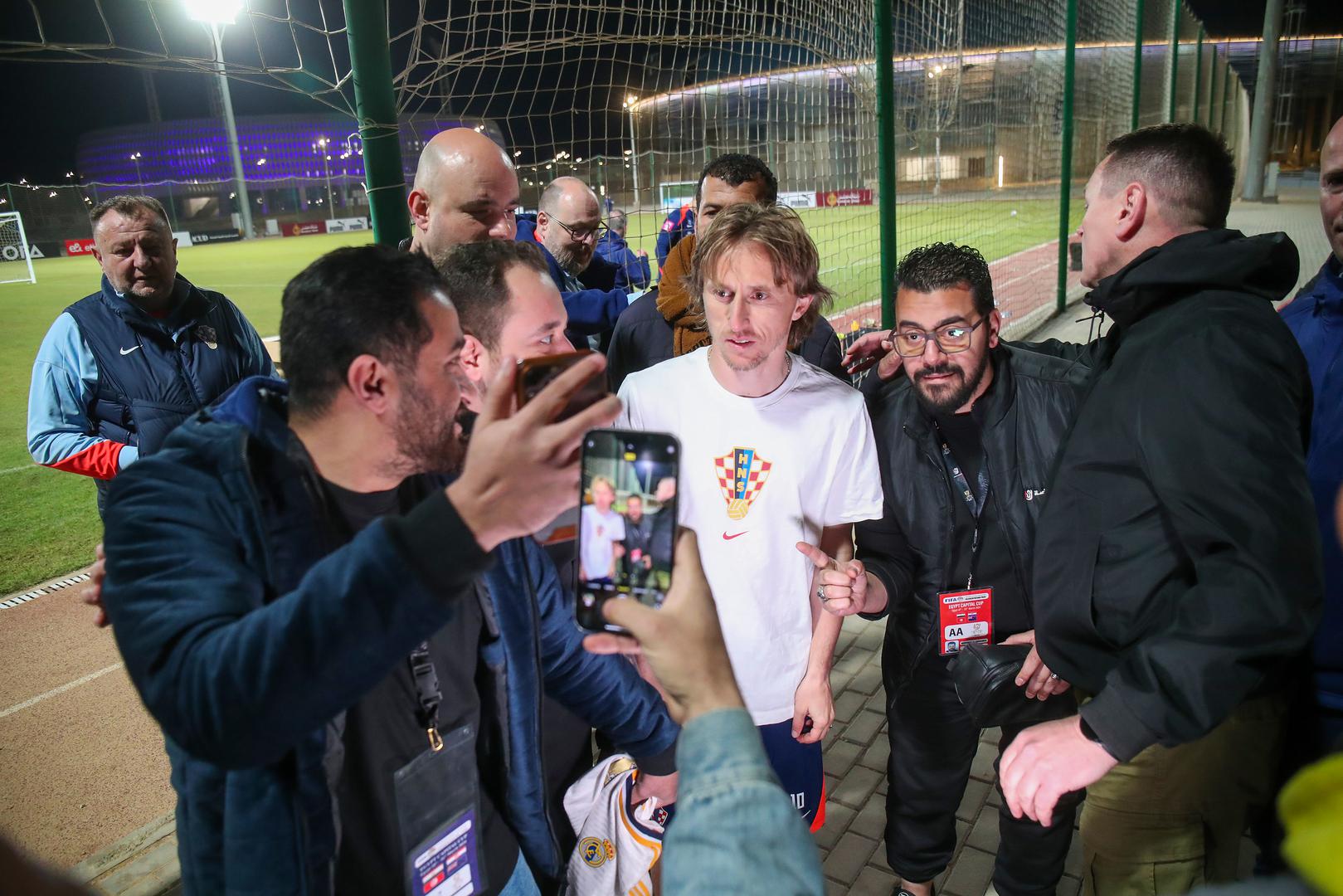 Modrića su njegovi fanovi zaustavljali na putu iz autobusa do terena za trening, a on je strpljivo pozirao za fotografije i davao autograme.