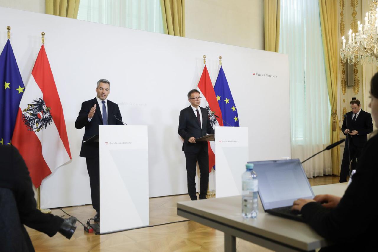 Ministar unutarnjih poslova K. Nehammer (lijevo) i ministar zdravlja R. Anschober