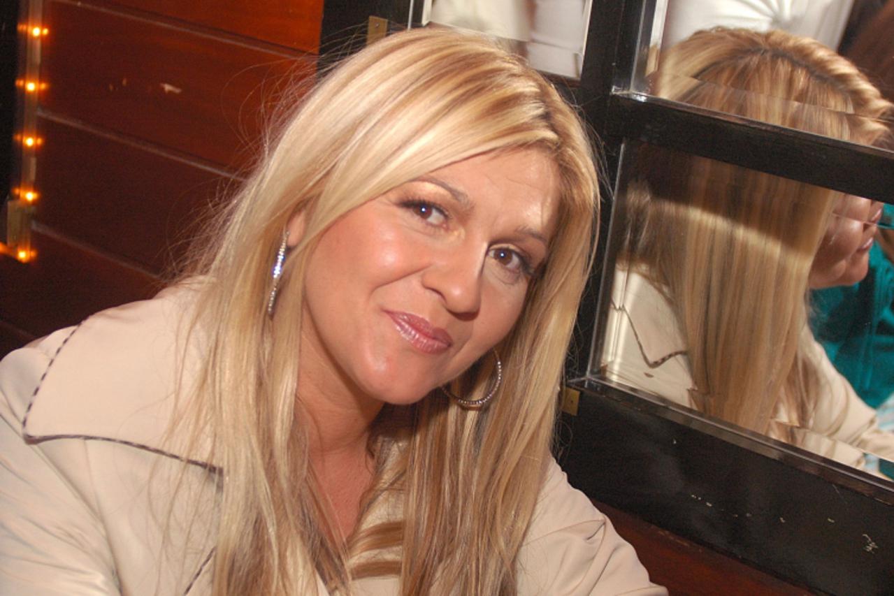 'scena.....19.10.2005. ...Saloon...Mate Miso Kovac...nives ivankovic.... snimio:antonio bronic'