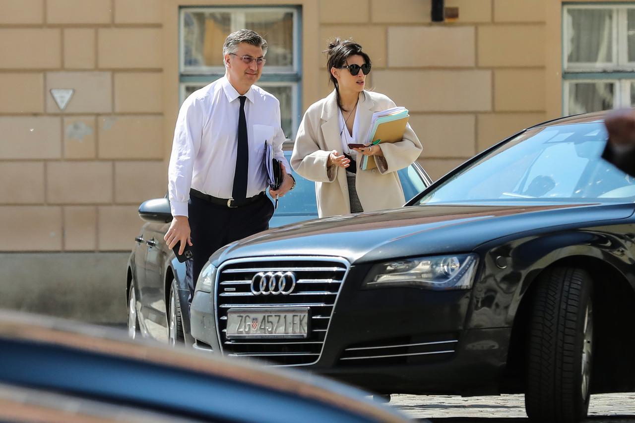 Zagreb: Premijer Plenković napustio je Banske dvore u društvu Tene Mišetić