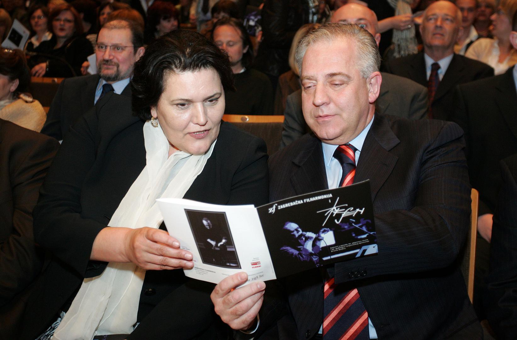 Ivo Sanader bio je osuđen na jedinstvenu kaznu od 18 godina zatvora. Zbog izvlačenja novca iz javnih poduzeća u crni fond HDZ-a i neevidentirane donacije, dobio je 7 godina zatvora.