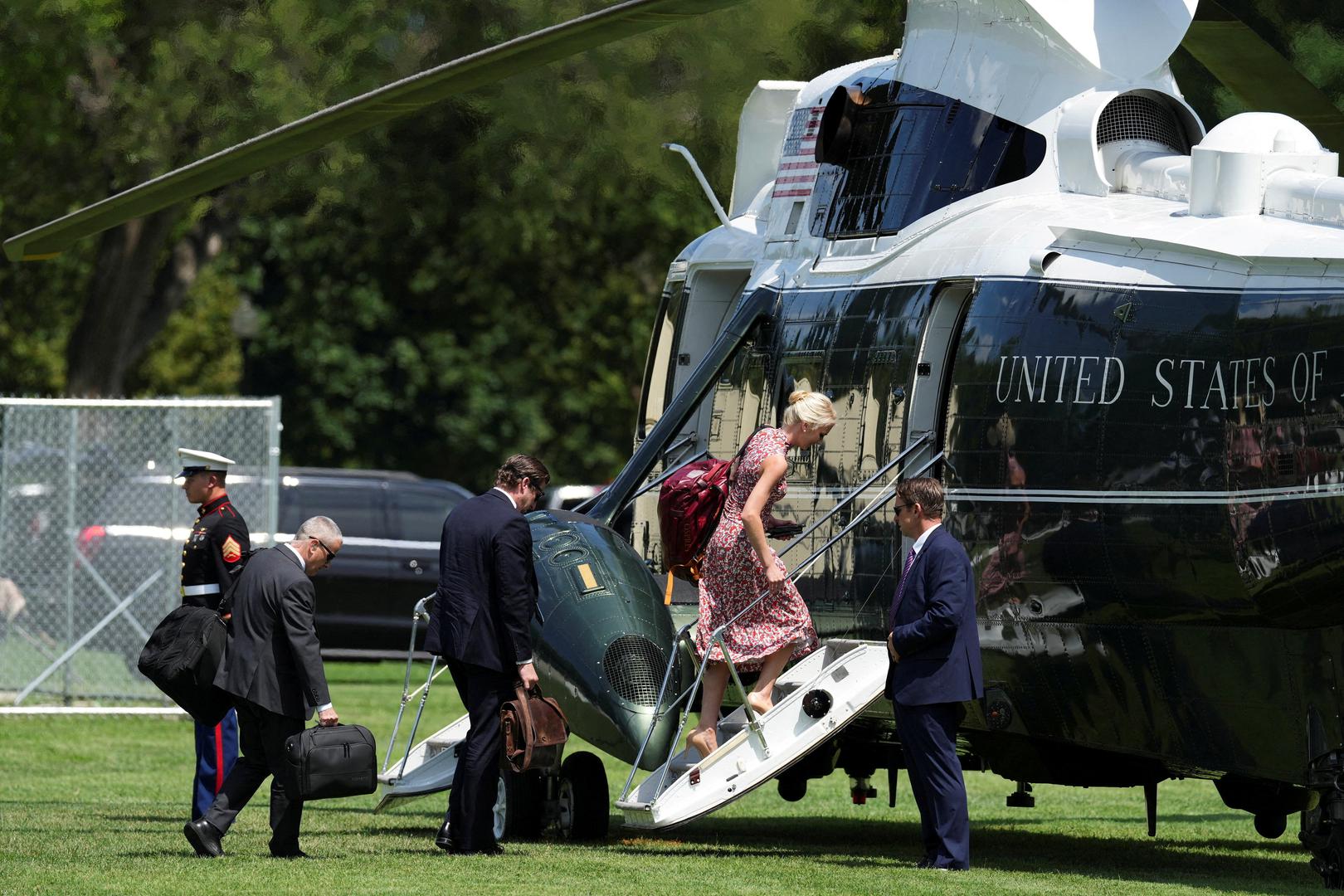 Harp je prošlog mjeseca bila među malom skupinom Trumpovih suradnika koji su s njim potajno prešli iz Air Force Onea u drugi vojni zrakoplov zbog moguće iranske sigurnosne prijetnje. U drugom zrakoplovu nisu bili članovi njegova kabineta, već njegovi najodaniji suradnici.