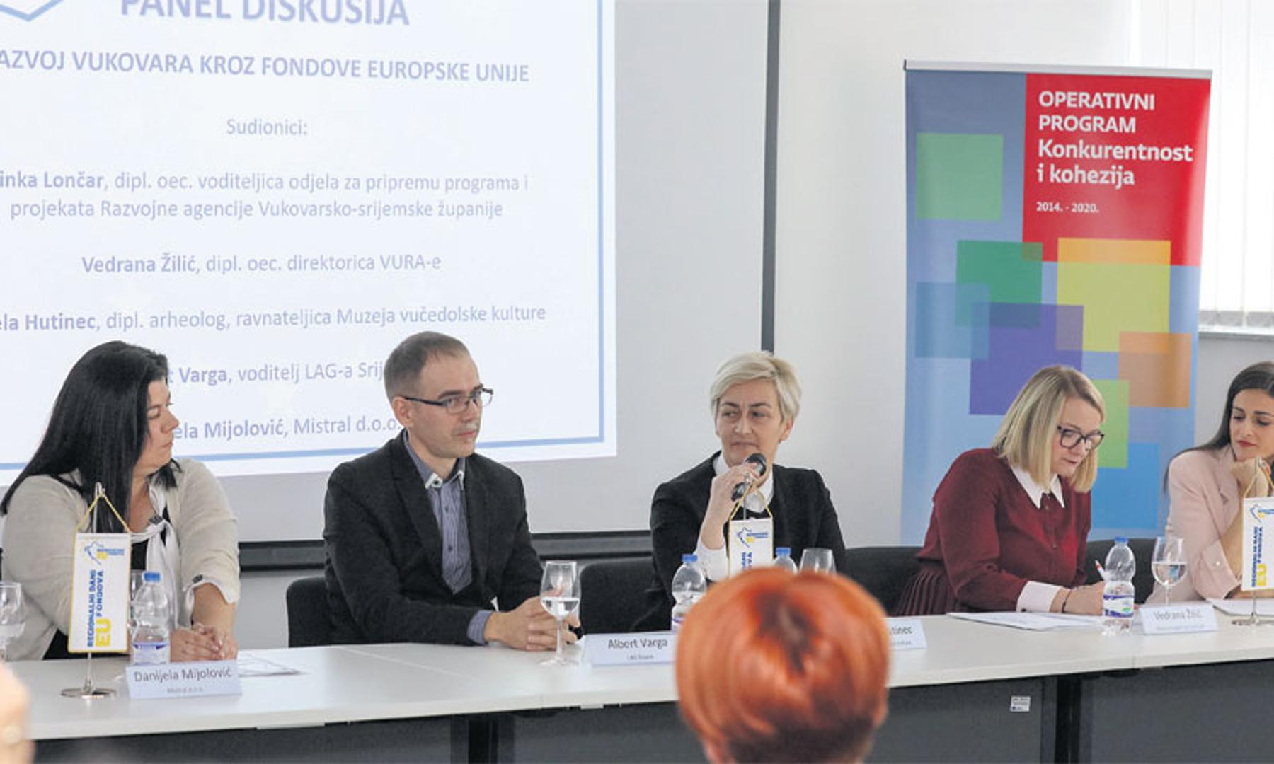 Danijela Mijolović, Albert Varga, Mirela Hutinec, Vedrana Žilić i Zrinka Lončar na raspravi u Vukovaru

