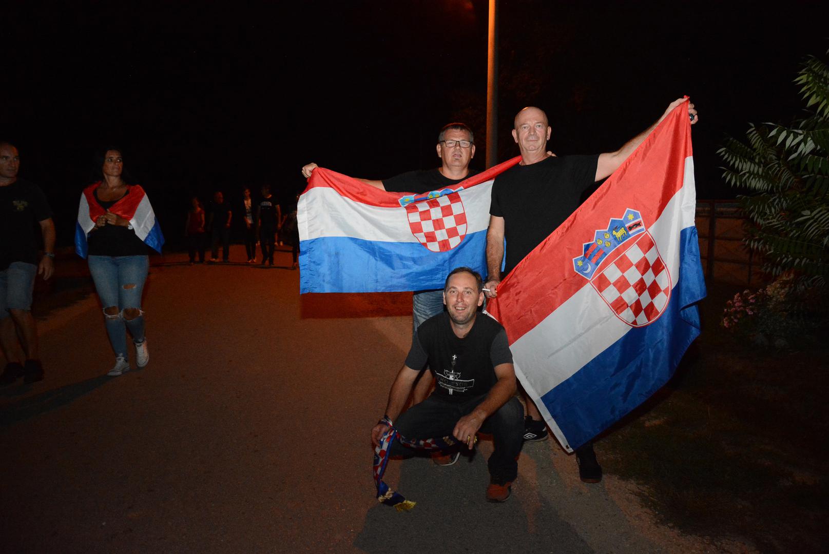 U subotu, povodom proslave njihovog Dana općine, 18. kolovoza, tisuće okupljenih na igralištu NK Mladosti pjevali su s Thompsonom njegove najveće hitove.