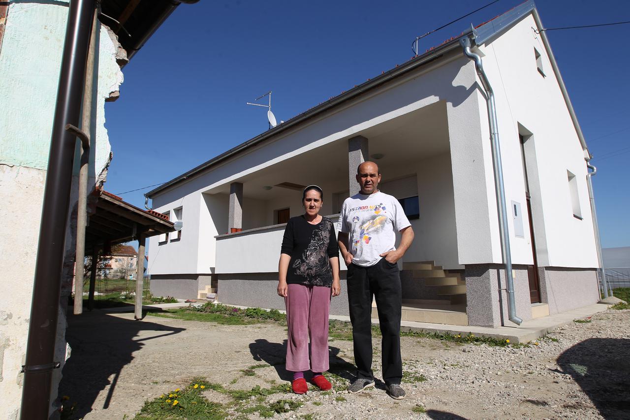 29.03.2017 Gunja- Reportaza o obnovi kuca nakon poplave u Gunji. Amir i Mermina Djonlic kraj svoje kuce od milijun kuna. Photo: Boris Scitar/Vecernji list