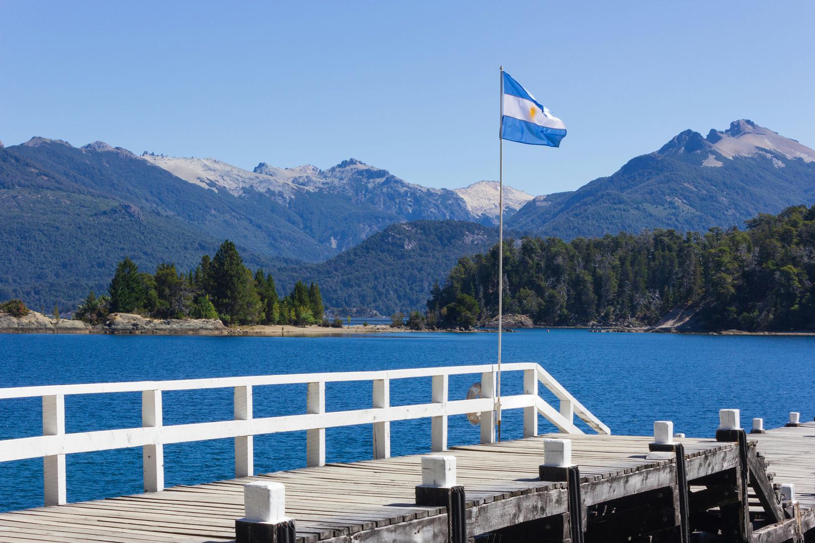 Među zemljama koje se izdvajaju kao sigurne često se spominje Argentina. Ova južnoamerička država ima obilje plodne zemlje i razvijenu poljoprivredu, osobito proizvodnju pšenice, što bi u slučaju globalne gladi moglo postati ključno za opstanak. Osim toga, Argentina je geografski udaljena od većine svjetskih sukoba, a politička situacija je, iako povremeno nestabilna, ipak relativno mirna u usporedbi s mnogim drugim dijelovima svijeta.