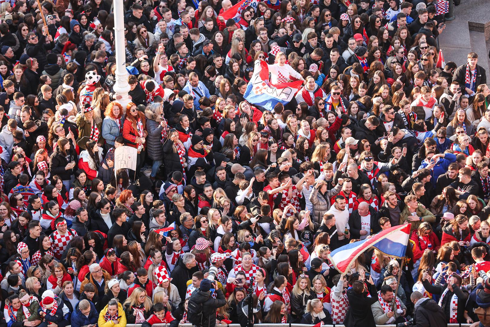 Ondje ih već satima nestrpljivo iščekuje više destaka tisuće ljudi.