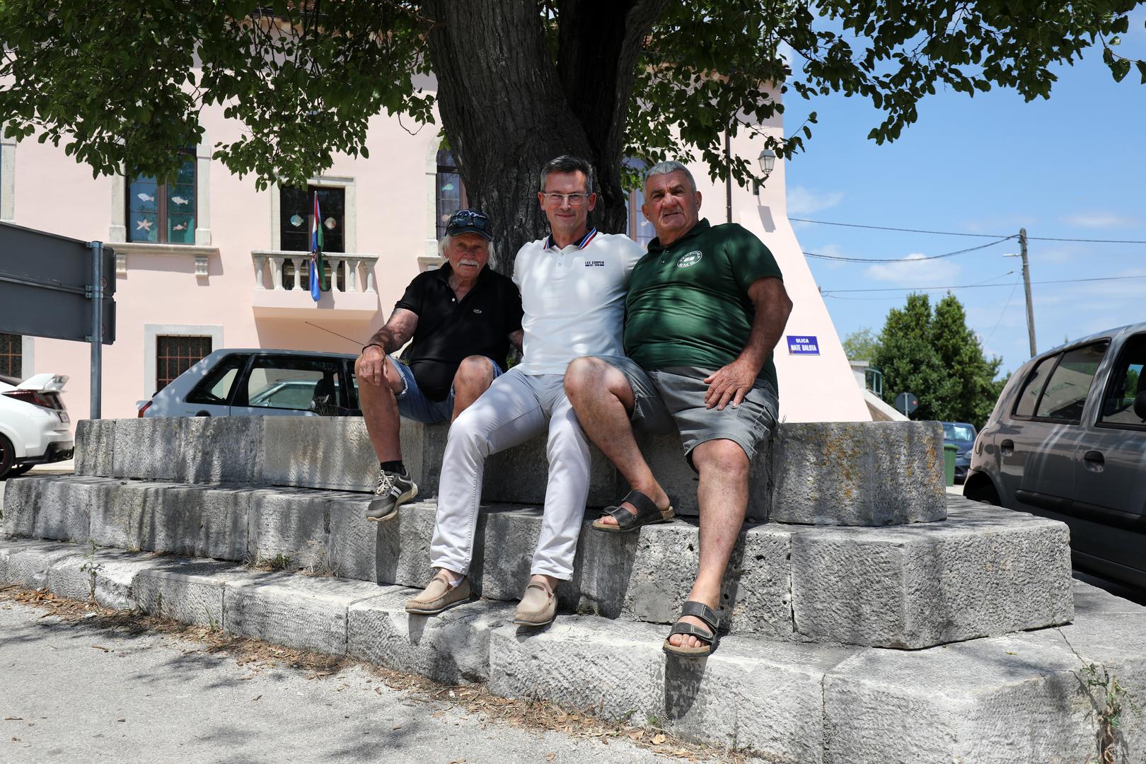 Moreplovac Đino Valić, Predrag Pliško i Mario Martinčić prisjećaju se plovidbe i druženja sa
Oliverom Dragojevićem kojemu je Rakalj bio “sveto mjesto”